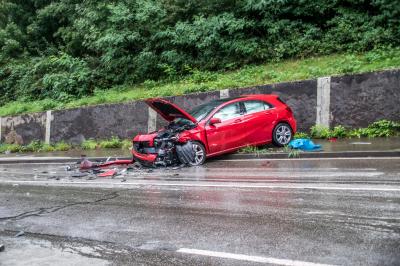 Stuttgart West: Schwerer  Frontalzusammenstoss zweier PKW
